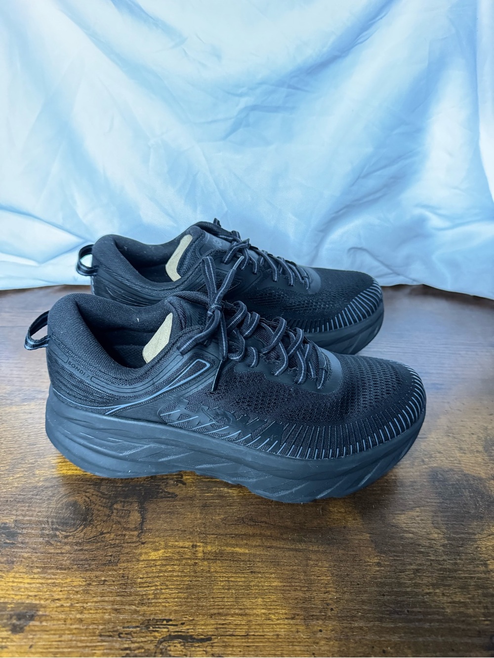 NWT Women's Hoka One One Bondi shoes
Wide
